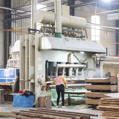 Wie schneidet melaminbeschichtetes HDF im Vergleich zu Massivholz bei der Möb...